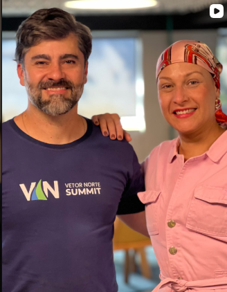 Renata Carvalho ao lado de um participante com camiseta do Vetor Norte Summit.